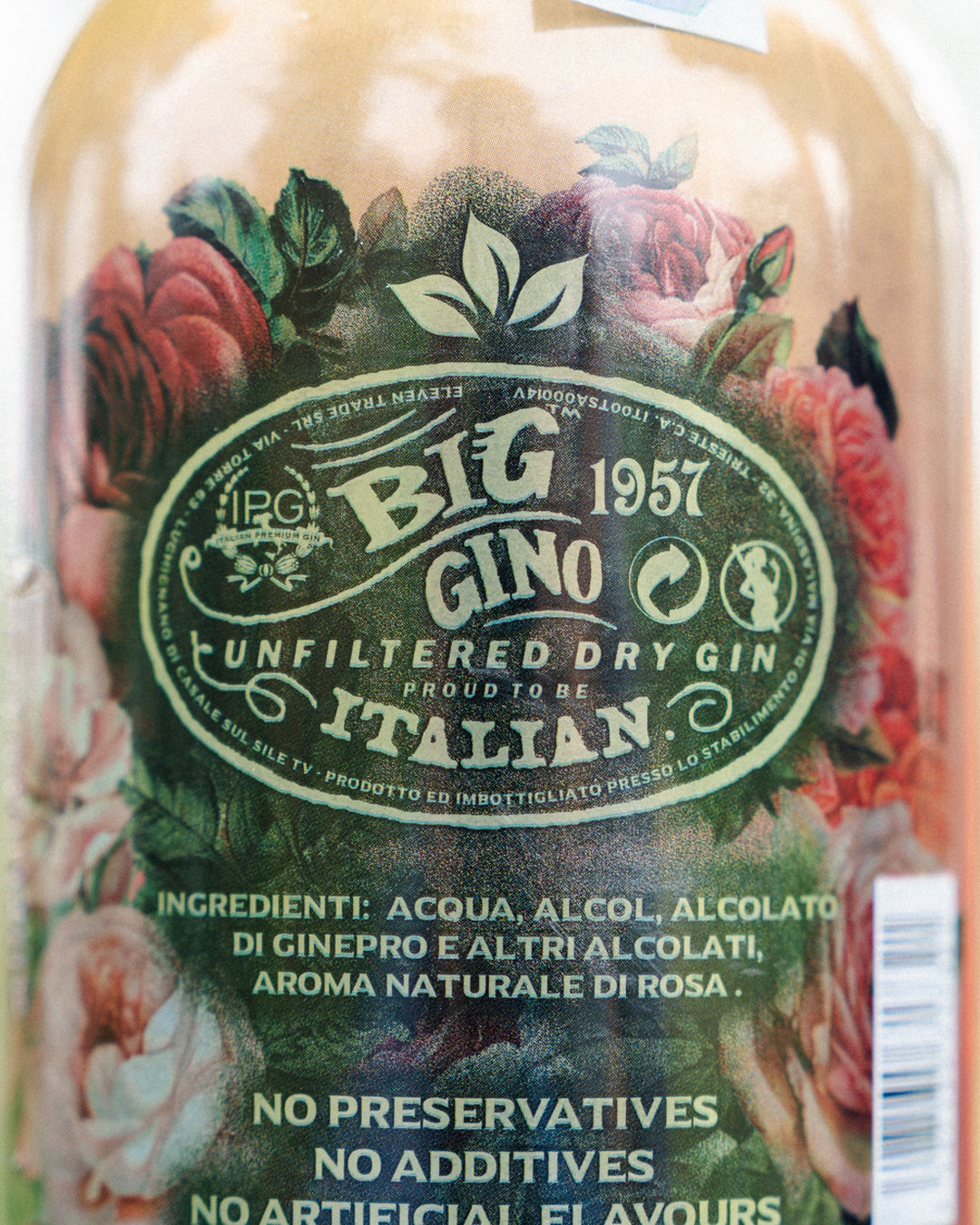 Gin tonic Big Gino Velvet Rose servito con petali di rosa e ghiaccio